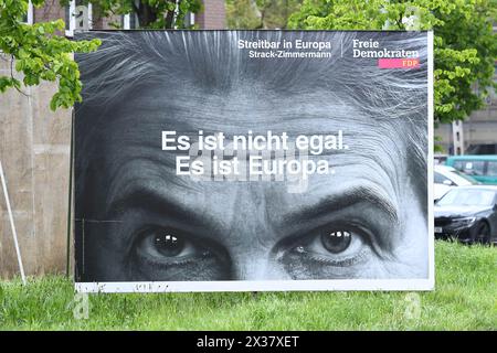 Duisburg, Deutschland. April 2024. Wahlplakate zur Europawahl 2024 ein Wahlplakat der FDP mit der Aufschrift: Es ist nicht egal. Es ist Europa. Die Europawahl ist eine seit 1979 in der Europaeischen Union alle fuenf Jahre stattfindende unmittelbare, freie und geheime Wahl, bei der Abgeordneten des Europaeischen Parlaments bestimmt werden Foto: Revierfoto Credit: ddp Media GmbH/Alamy Live News Stockfoto