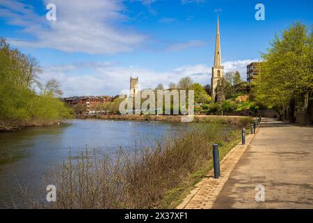 Der Fluss Severn in Worcester mit der All Saints Church und dem St. Andrew's Spire in Worcestershire, England Stockfoto