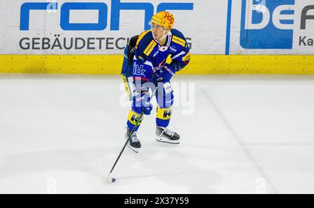 EHC Kloten Stürmer und Topskorer Jonathan Ang während dem Spiel gegen den SCL Tigers in der Stimon Arena in Aktion. (Kloten, Schweiz, 14.10.2022) Stockfoto