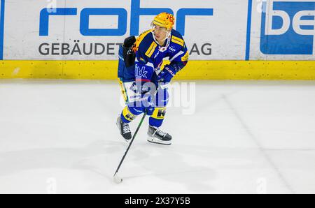 EHC Kloten Stürmer und Topskorer Jonathan Ang während dem Spiel gegen den SCL Tigers in der Stimon Arena in Aktion. (Kloten, Schweiz, 14.10.2022) Stockfoto