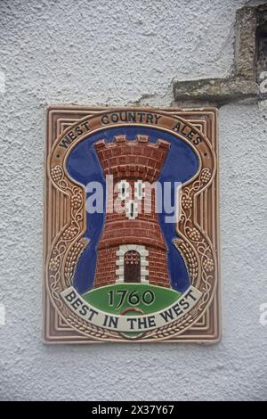 West Country Ales / Best in the West Keramikplatte in einem alten Pub in Gloucestershire. Die Brauerei wurde 1963 übernommen. Stockfoto