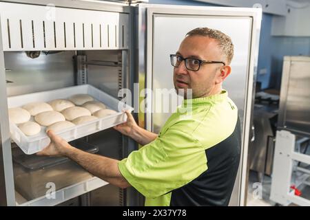 Zubereitung von Pizzateigbällchen, um später Pizza zu machen, Teig im Kühlschrank wiederherzustellen. Hochwertige Fotos Stockfoto