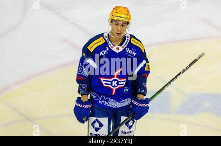 EHC Kloten Stürmer und Topskorer Jonathan Ang, während dem Spiel gegen den SCL Tigers in der Stimon Arena, auf dem Weg zur Spielerbank. (Kloten, Schw Stockfoto