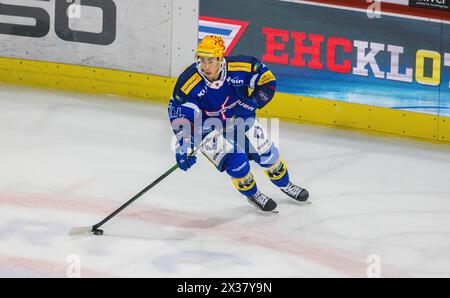 EHC Kloten Stürmer und Topskorer Jonathan Ang während dem Spiel gegen den SCL Tigers in der Stimon Arena in Aktion. (Kloten, Schweiz, 14.10.2022) Stockfoto