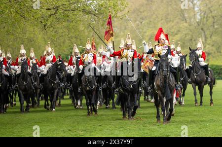 London, Großbritannien. April 2024. Household Cavalry Major General's Review Hyde Park London UK Credit: Ian Davidson/Alamy Live News Stockfoto