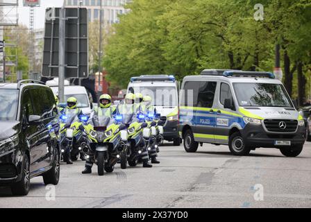 Hamburg, Deutschland. April 2024. Polizeifahrzeuge und Motorräder, die die Kutsche mit Albert II. Begleiten Prinz von Monaco und seine Familie parken bei der Ankunft im Hotel vier Jahreszeiten. Die Fürstenfamilie ist in Hamburg zur Eröffnung der neuen Monaco World im Miniatur Wunderland. Quelle: Christian Charisius/dpa/Alamy Live News Stockfoto