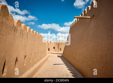 Stadtmauern der alten Stadt Chiwa und bewölkter blauer Himmel in Usbekistan Stockfoto