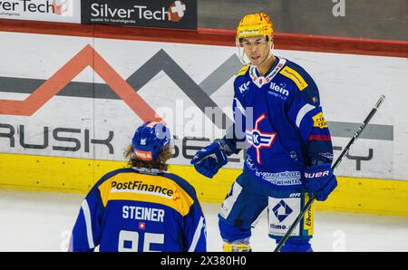 In der 19. Spielminute jubel Kloten Topskorer Jonathan Ang. Der Stürmer gleicht zum 1:1 für die Gastgeber aus. (Kloten, Schweiz, 14.10.2022) Stockfoto