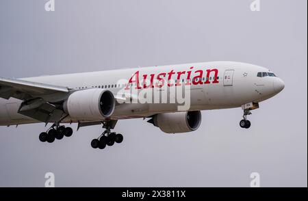 Die Austrian Airlines Boeing 777 bereitet sich auf die Landung am Flughafen Chicago O'Hare vor Stockfoto