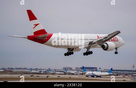 Die Austrian Airlines Boeing 777 bereitet sich auf die Landung am Flughafen Chicago O'Hare vor Stockfoto