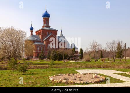 Kirche St. Nicholas der Wundertäter und St. Georg der Sieger im Dorf Smogiri, Smolensk Region in Russland. Stockfoto