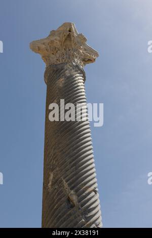 Antike Korinthische Säule Skyward. Nahaufnahme einer korinthischen Säule an der archäologischen Stätte Kourion, Zypern, Stockfoto