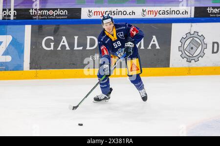 EV Zug Stürmer # 59 Dario Simion während des Playoffqualifikationsspiels gegen die SCL Tigers mit dem Puck. (Zug, Schweiz, 17.09.2022) Stockfoto