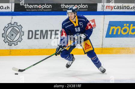 EV Zug Stürmer # 59 Dario Simion während des Playoffqualifikationsspiels gegen die SCL Tigers mit dem Puck. (Zug, Schweiz, 17.09.2022) Stockfoto