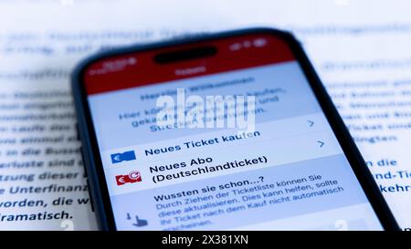 Köln, Deutschland. April 2024. „Neues Abonnement – Deutschlandticket“ steht in der App der Kölner Verkehrs-Betriebe (KVB) bei der Pressekonferenz zum „ein Jahr des Deutschlandtickets“ am Hauptsitz der Kölner Verkehrsbetriebe (KVB) zur Auswahl. Quelle: Rolf Vennenbernd/dpa/Alamy Live News Stockfoto