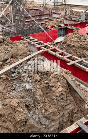 Grundwerke einer Staustelle eines neuen Hauses in vertikaler Komposition Stockfoto