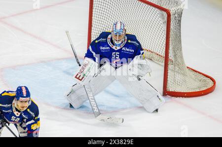 EHC Kloten Torhüter #55 Juha Metsola ist während des Meisterschaftsspiels gegen die SC Rapperswil-Jona Lakers konzentriert bei der Arbeit. (Kloten, Sch Stockfoto