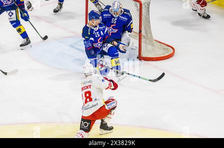 SC Rapperswil-Jona Lakers Stürmer #28 Yannick-Lennart Albrecht schiesst auf das Klotener Tor. Dieser wird erst durch Torhüter #55 Juha Metsola entsche Stockfoto
