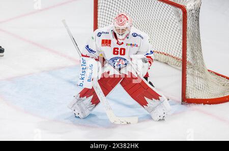 SC Rapperswil-Jona Lakers Torhüter #60 Melvin Nyffeler ist konzentriert während des Meisterschaftsspiels gegen den EHC Kloten. (Kloten, Schweiz, 18.09. Stockfoto