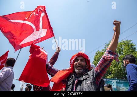 Srinagar, Indien. April 2024. Ein Anhänger der Jammu and Kaschmir National Conference (JKNC), der Parteislogans während einer Wahlkundgebung im Vorfeld der zweiten Wahlphase der indischen Parlamentswahlen in Srinagar sang. Quelle: SOPA Images Limited/Alamy Live News Stockfoto