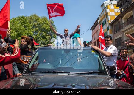 Srinagar, Indien. April 2024. Anhänger der Jammu and Kaschmir National Conference (JKNC) halten Parteiflaggen, während sie an einer Wahlkundgebung im Vorfeld der zweiten Wahlphase der indischen Parlamentswahlen in Srinagar teilnehmen. Quelle: SOPA Images Limited/Alamy Live News Stockfoto