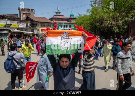 Srinagar, Indien. April 2024. Anhänger der Jammu and Kaschmir National Conference (JKNC) halten Parteiflaggen, während sie an einer Wahlkundgebung im Vorfeld der zweiten Wahlphase der indischen Parlamentswahlen in Srinagar teilnehmen. (Foto: Faisal Bashir/SOPA Images/SIPA USA) Credit: SIPA USA/Alamy Live News Stockfoto