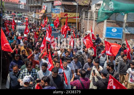 Srinagar, Indien. April 2024. Anhänger der Jammu and Kaschmir National Conference (JKNC) halten Parteiflaggen, während sie an einer Wahlkundgebung im Vorfeld der zweiten Wahlphase der indischen Parlamentswahlen in Srinagar teilnehmen. Quelle: SOPA Images Limited/Alamy Live News Stockfoto