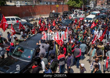 Srinagar, Indien. April 2024. Anhänger der Jammu and Kaschmir National Conference (JKNC) halten Parteiflaggen, während sie an einer Wahlkundgebung im Vorfeld der zweiten Wahlphase der indischen Parlamentswahlen in Srinagar teilnehmen. Quelle: SOPA Images Limited/Alamy Live News Stockfoto