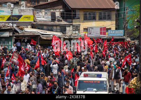 Srinagar, Indien. April 2024. Anhänger der Jammu and Kaschmir National Conference (JKNC) halten Parteiflaggen, während sie an einer Wahlkundgebung im Vorfeld der zweiten Wahlphase der indischen Parlamentswahlen in Srinagar teilnehmen. Quelle: SOPA Images Limited/Alamy Live News Stockfoto