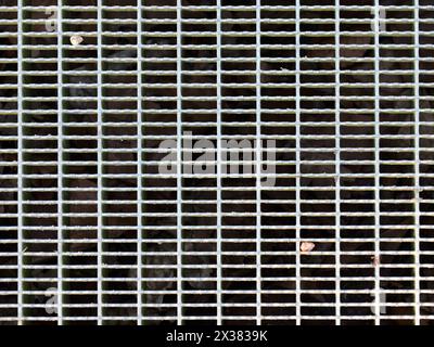 Metallgitter für Fensterschächte im Untergeschoss: Sicherheit, Belüftung und Abfluss. Langlebig, rostfrei und einfach zu installieren. Verbessert Ästhetik und Sicherheit. Stockfoto