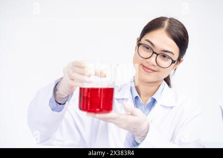 Die Wissenschaftlerin führt ein Experiment im Labor durch Stockfoto