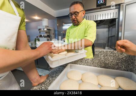 Der Pizzakoch bereitet den Pizzateig im Restaurant zu. Hochwertige Fotos Stockfoto