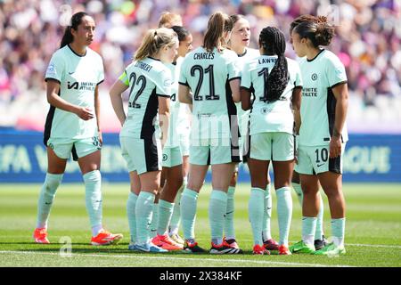 Barcelona, Spanien. April 2024. Chelsea Spieler mit dem Schiedsrichter während der UEFA Women's Champions League, Halbfinale, erstes Leg, zwischen FC Barcelona und Chelsea FC spielten am 20. April 2024 im Stadion der Luis Company in Barcelona, Spanien. (Foto: Bagu Blanco/PRESSINPHOTO) Credit: PRESSINPHOTO SPORTS AGENCY/Alamy Live News Stockfoto