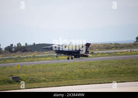 Istanbul, Flughafen Atatürk, Türkei - 28.04.2023 Solo Turk, türkischer F-16C Blok-30TM Kampfjet. SoloTurk landet nach der Flugshow auf der Landebahn. Stockfoto