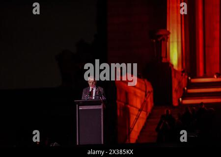 Der Meister der Zeremonien Justin Smith präsentiert während des ANZAC Day Dawn Service am Melbourne Shrine of Remembrance Memorial. Der Dawn Service wird als Teil der ANZAC Day Zeremonien durchgeführt, um diejenigen zu ehren, die in der Schlacht gefallen sind. Während des Ersten Weltkriegs wurde die Dämmerung zu einer bevorzugten Zeit für Angriffe. Soldaten in Verteidigungspositionen wurden vor Sonnenaufgang im Dunkeln geweckt und bemannten ihre Waffen vor dem ersten Licht. Nach dem Ersten Weltkrieg suchten zurückgekehrte Soldaten die Kameradschaft, die sie in den ruhigen, friedlichen Momenten vor Sonnenaufgang fühlten. In Erinnerung an die Momente der Morgenröte vor der Schlacht wurde ein Gedenkgottesdienst zur Morgenröte Stockfoto