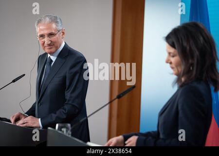 Pressekonferenz zum 15. Petersberger Klimadialog Aussenministerin Annalena Baerbock gemeinsam mit Mukhtar Babayev designiert COP29-Praesidenten Umweltminister der Republik Aserbaidschan bei der Pressekonferenz zum 15. Petersberger Klimadialog im Auswaertigen Amt , Berlin , 25.04.2024 Berlin Berlin Deutschland *** Pressekonferenz zum Klimadialog 15 Petersberg Außenministerin Annalena Baerbock und Mukhtar Babayev ernannten COP29-Präsidenten Umweltministerin der Republik Aserbaidschan bei der Pressekonferenz zum Klimadialog 15 Petersberg im Auswärtigen Ausland Stockfoto