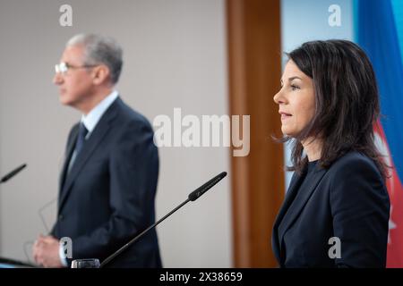 Pressekonferenz zum 15. Petersberger Klimadialog Aussenministerin Annalena Baerbock gemeinsam mit Mukhtar Babayev designiert COP29-Praesidenten Umweltminister der Republik Aserbaidschan bei der Pressekonferenz zum 15. Petersberger Klimadialog im Auswaertigen Amt , Berlin , 25.04.2024 Berlin Berlin Deutschland *** Pressekonferenz zum Klimadialog 15 Petersberg Außenministerin Annalena Baerbock und Mukhtar Babayev ernannten COP29-Präsidenten Umweltministerin der Republik Aserbaidschan bei der Pressekonferenz zum Klimadialog 15 Petersberg im Auswärtigen Ausland Stockfoto