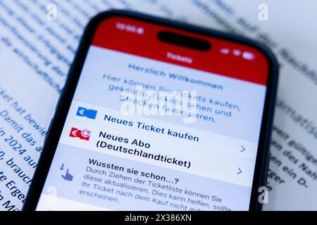 Köln, Deutschland. April 2024. „Neues Abonnement – Deutschlandticket“ steht in der App der Kölner Verkehrs-Betriebe (KVB) bei der Pressekonferenz zum „ein Jahr des Deutschlandtickets“ am Hauptsitz der Kölner Verkehrsbetriebe (KVB) zur Auswahl. Quelle: Rolf Vennenbernd/dpa/Alamy Live News Stockfoto