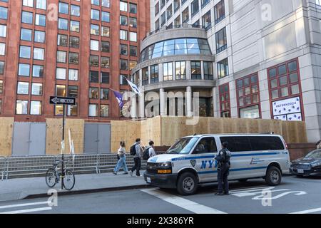 Die New York University schloss den Eingang zur Stern School of Business der NYU, nachdem die Studenten am Tag zuvor ein Lager eingerichtet hatten, das von der Polizei abgerissen wurde. An Universitäten in den Vereinigten Staaten haben sich Lager zur Unterstützung Palästinas gebildet. Seit Beginn des Krieges am 7. Oktober 2023 sagte das Gesundheitsministerium von Gaza, dass in Gaza, einem von der Hamas kontrollierten Gebiet, mehr als 34.000 Menschen getötet wurden. April 2024 Quelle: Brazil Photo Press/Alamy Live News Stockfoto