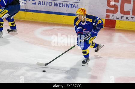 EHC Kloten Stürmer und Topskorer Jonathan Ang während dem Spiel gegen den EV Zug in der Stimo Arena in Aktion. (Kloten, Schweiz, 01.10.2022) Stockfoto