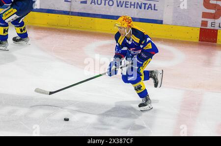 EHC Kloten Stürmer und Topskorer Jonathan Ang während dem Spiel gegen den EV Zug in der Stimo Arena in Aktion. (Kloten, Schweiz, 01.10.2022) Stockfoto