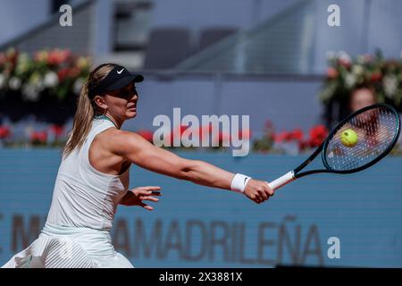 Madrid, Spanien. April 2024. Paula Badosa wurde während eines Spiels gegen Jessica Bouzas am 3. Tag der Mutua Madrid Open im Caja Magica Stadion in Madrid gesehen. (Foto: Guillermo Martinez/SOPA Images/SIPA USA) Credit: SIPA USA/Alamy Live News Stockfoto