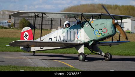 Die Bücker Bü 131 Jungmann ist ein zweiflügeliges Trainerflugzeug des deutschen Flugzeugherstellers Bücker Flugzeugbau. Stockfoto