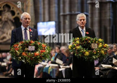 Neuseelands Hochkommissar im Vereinigten Königreich, Phil Goff und Australiens Hochkommissar im Vereinigten Königreich, Stephen Smith, legten Kränze beim Gedenkdienst und Thanksgiving zum Anzac Day in der Westminster Abbey, London. Bilddatum: Donnerstag, 25. April 2024. Stockfoto