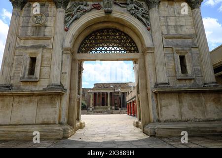Altes Rom-Stehset (2004) in den Cinecitta-Filmstudios, für kommerzielle Zwecke wenden Sie sich bitte an Cinecitta Spa. Stockfoto