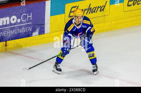 EHC Kloten Stürmer und Topskorer Jonathan Ang während dem Spiel gegen den HC Ambri-Piotta in der Stimo Arena. (Kloten, Schweiz, 07.10.2022) Stockfoto