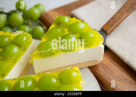 Käsekuchen mit Trauben auf Biskuitbasis. Stockfoto