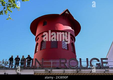 (240425) -- PARIS, 25. April 2024 (Xinhua) -- dieses am 25. April 2024 aufgenommene Foto zeigt die Windmühle Moulin Rouge, nachdem ihre Rotorblätter in Paris, Frankreich, einbrachen. Die Klingen des legendären französischen Moulin Rouge im Pariser Viertel Pigalle sind aus unbekannten Gründen zusammengebrochen, berichteten lokale Medien am Donnerstag. Die Rotorblätter fielen am Donnerstag zwischen 2:00 und 3:00 Uhr Ortszeit (0400-0500 GMT) ab, berichteten französische Medien und fügten hinzu, dass keine Opfer gemeldet wurden. (Foto: Julien Mattia/Xinhua) Stockfoto