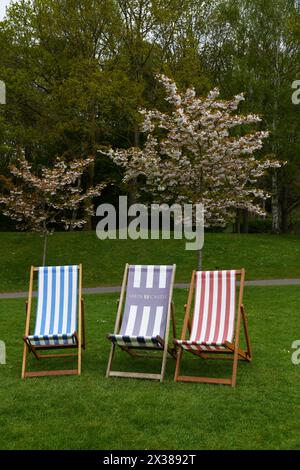 Liegestühle auf dem Burggelände Stockfoto