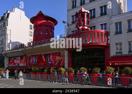 (240425) -- PARIS, 25. April 2024 (Xinhua) -- dieses am 25. April 2024 aufgenommene Foto zeigt die Windmühle Moulin Rouge, nachdem ihre Rotorblätter in Paris, Frankreich, einbrachen. Die Klingen des legendären französischen Moulin Rouge im Pariser Viertel Pigalle sind aus unbekannten Gründen zusammengebrochen, berichteten lokale Medien am Donnerstag. Die Rotorblätter fielen am Donnerstag zwischen 2:00 und 3:00 Uhr Ortszeit (0400-0500 GMT) ab, berichteten französische Medien und fügten hinzu, dass keine Opfer gemeldet wurden. (Foto: Julien Mattia/Xinhua) Stockfoto